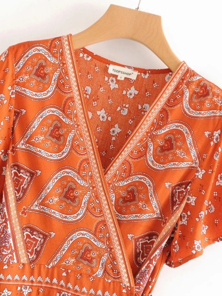 Jauna modeļa sieviešu īsā kleita ar saitēm un špica kakla izgriezumu