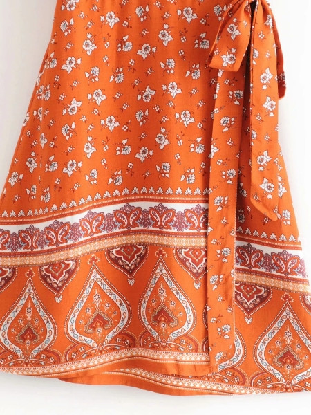 Jauna modeļa sieviešu īsā kleita ar saitēm un špica kakla izgriezumu