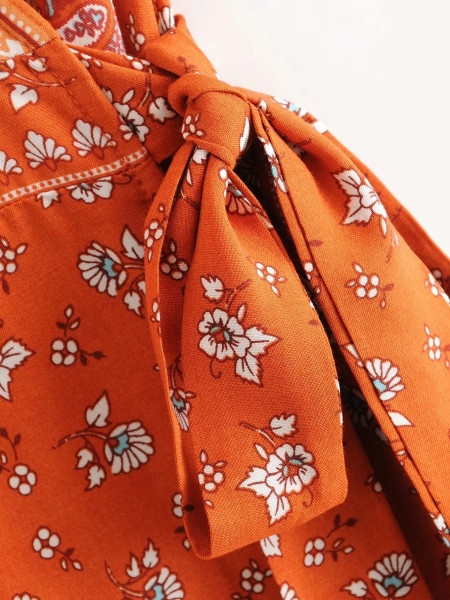 Jauna modeļa sieviešu īsā kleita ar saitēm un špica kakla izgriezumu