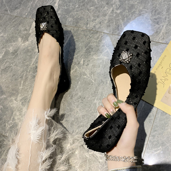 Alkalmi női cipő, lapos talppal, fényes hatással