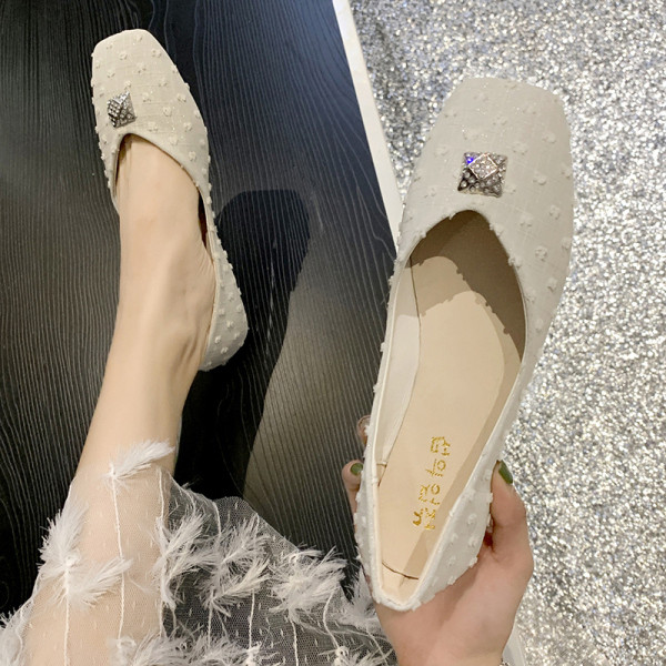 Alkalmi női cipő, lapos talppal, fényes hatással