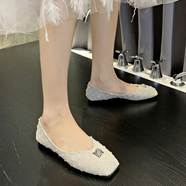 Alkalmi női cipő, lapos talppal, fényes hatással