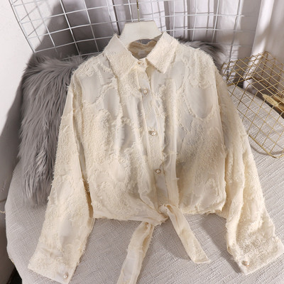 Modern női ing klasszikus gallérral, hosszú ujjal és gombokkal