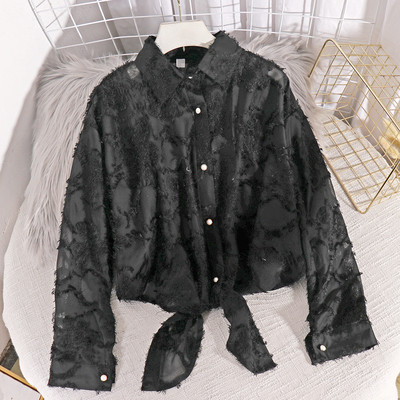 Modern női ing klasszikus gallérral, hosszú ujjal és gombokkal