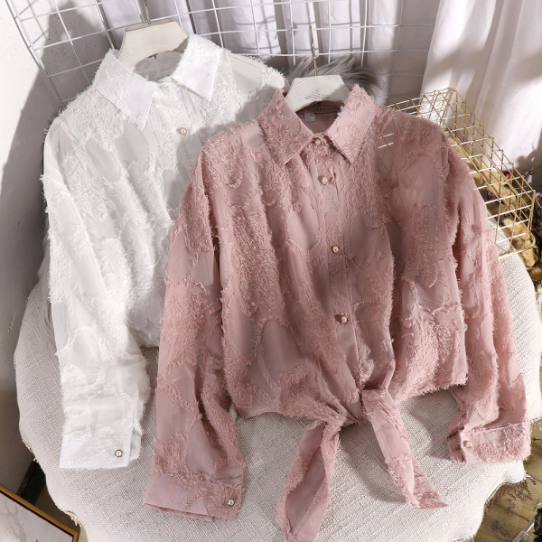 Modern női ing klasszikus gallérral, hosszú ujjal és gombokkal