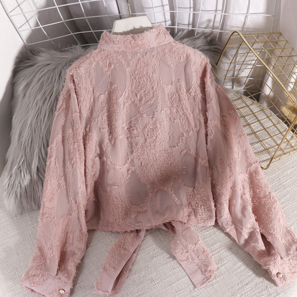 Modern női ing klasszikus gallérral, hosszú ujjal és gombokkal