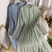 Stilīgs sieviešu kleitas piegriezuma modelis ar vidēja garuma un mežģīnēm