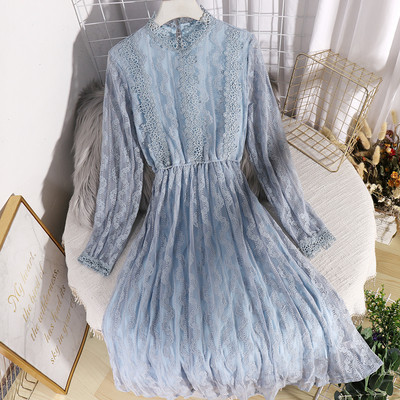 Stilīgs sieviešu kleitas piegriezuma modelis ar vidēja garuma un mežģīnēm