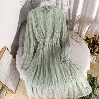 Stilīgs sieviešu kleitas piegriezuma modelis ar vidēja garuma un mežģīnēm