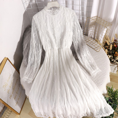 Stilīgs sieviešu kleitas piegriezuma modelis ar vidēja garuma un mežģīnēm