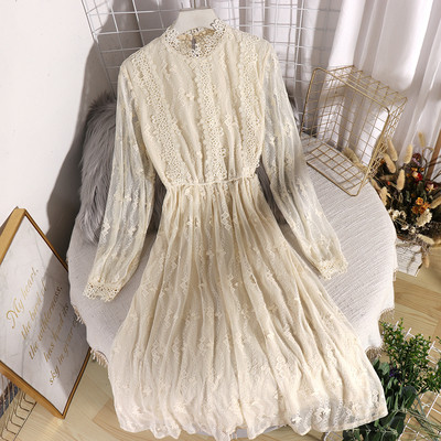 Stilīgs sieviešu kleitas piegriezuma modelis ar vidēja garuma un mežģīnēm