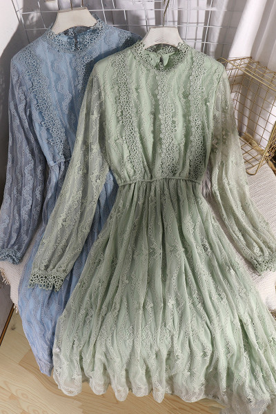 Stilīgs sieviešu kleitas piegriezuma modelis ar vidēja garuma un mežģīnēm