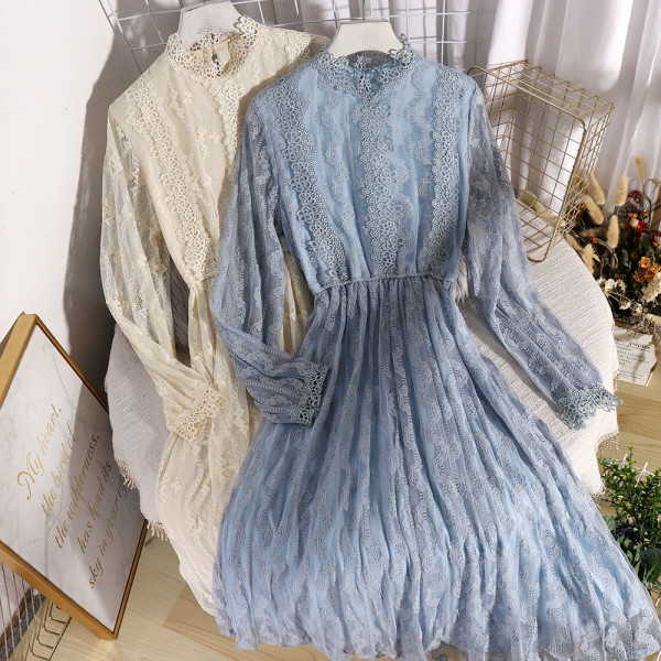 Stilīgs sieviešu kleitas piegriezuma modelis ar vidēja garuma un mežģīnēm