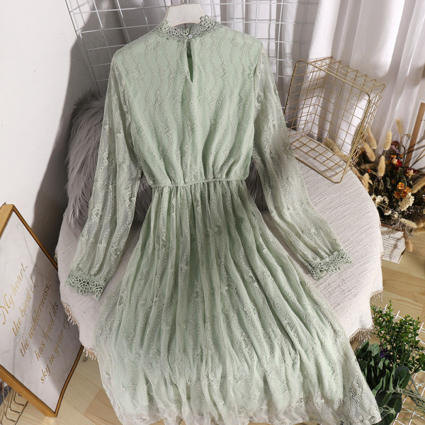 Stilīgs sieviešu kleitas piegriezuma modelis ar vidēja garuma un mežģīnēm