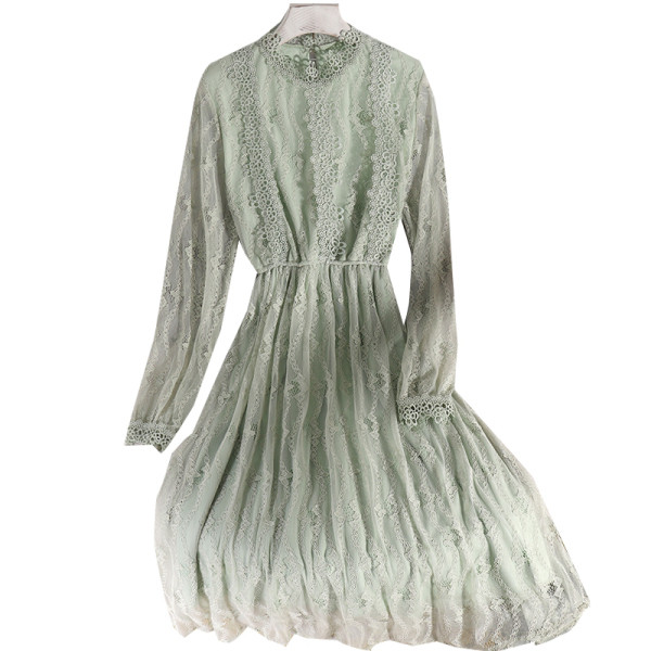 Stilīgs sieviešu kleitas piegriezuma modelis ar vidēja garuma un mežģīnēm