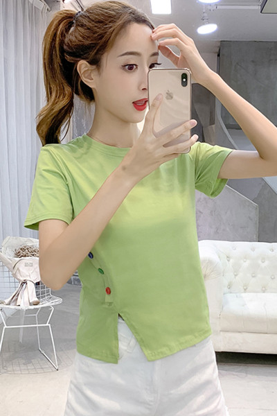 Ikdienas sieviešu t-krekls ar krāsainām pogām un apaļu kakla izgriezumu