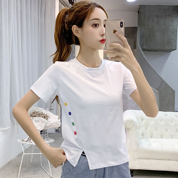 Ikdienas sieviešu t-krekls ar krāsainām pogām un apaļu kakla izgriezumu