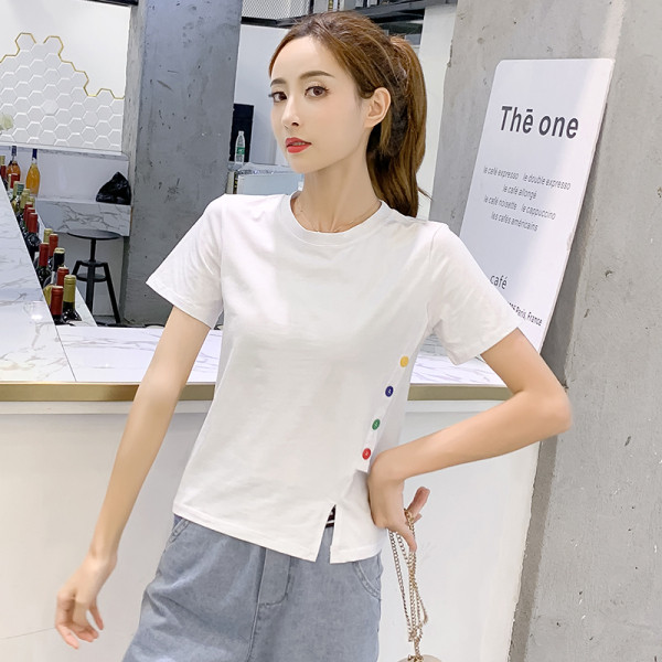 Ikdienas sieviešu t-krekls ar krāsainām pogām un apaļu kakla izgriezumu