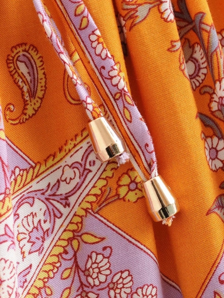 Modern női ruha spitz nyakkivágással, nyakkendővel és rövid ujjúval