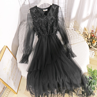 Modernus moteriškos suknelės iškirpimo modelis su V formos iškirpte ir blizgučiais