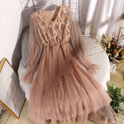 Modernus moteriškos suknelės iškirpimo modelis su V formos iškirpte ir blizgučiais