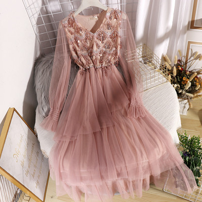 Modernus moteriškos suknelės iškirpimo modelis su V formos iškirpte ir blizgučiais