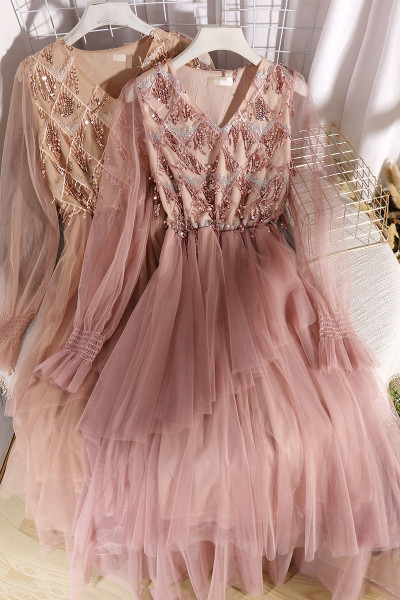 Modernus moteriškos suknelės iškirpimo modelis su V formos iškirpte ir blizgučiais