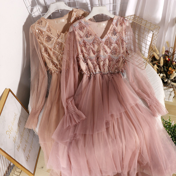 Modernus moteriškos suknelės iškirpimo modelis su V formos iškirpte ir blizgučiais