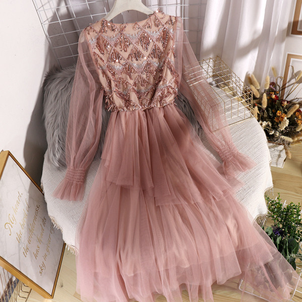 Modernus moteriškos suknelės iškirpimo modelis su V formos iškirpte ir blizgučiais