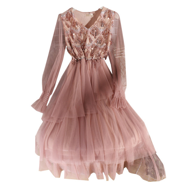 Modernus moteriškos suknelės iškirpimo modelis su V formos iškirpte ir blizgučiais