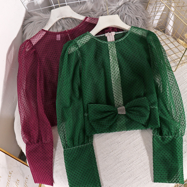 Trumpa permatoma taškuota palaidinė ilgomis rankovėmis ir kaspinu