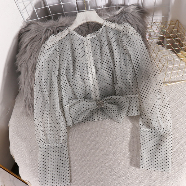 Trumpa permatoma taškuota palaidinė ilgomis rankovėmis ir kaspinu