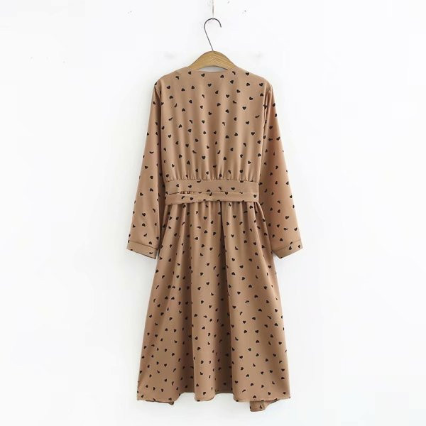 Ikdienas sieviešu kleita ar garām piedurknēm, jostu un dziļu kakla izgriezumu