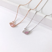 Naiste kaelakee luige ripatsiga