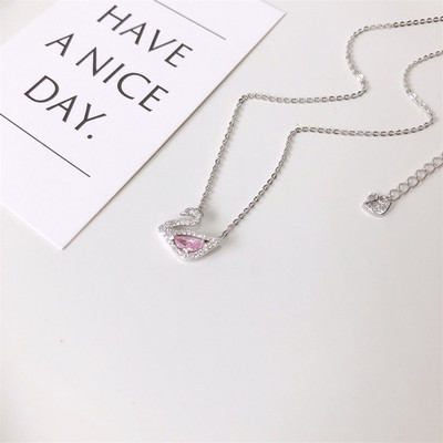 Naiste kaelakee luige ripatsiga