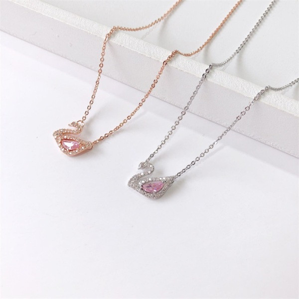 Naiste kaelakee luige ripatsiga