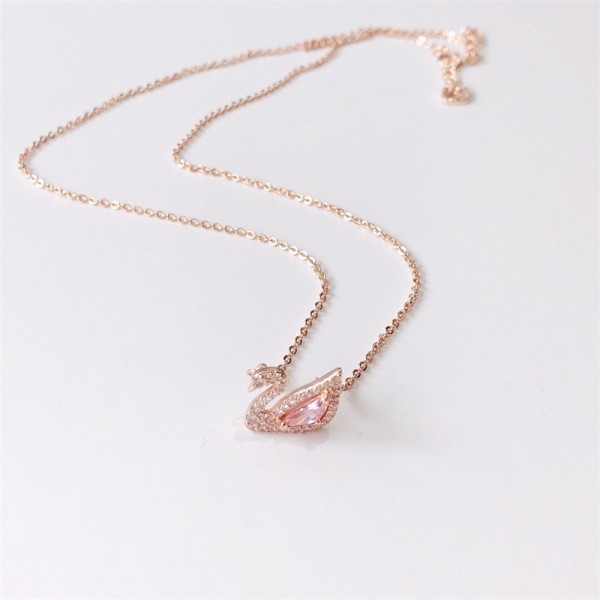 Naiste kaelakee luige ripatsiga