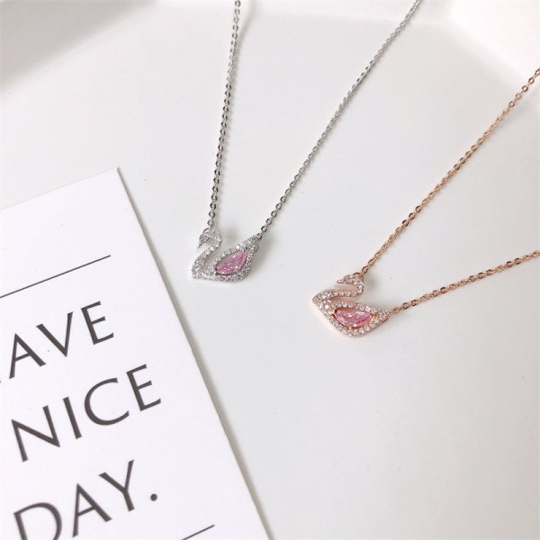 Naiste kaelakee luige ripatsiga