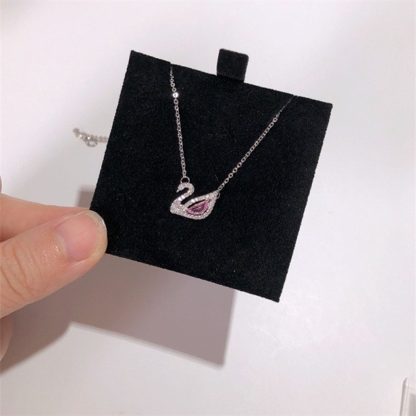 Naiste kaelakee luige ripatsiga