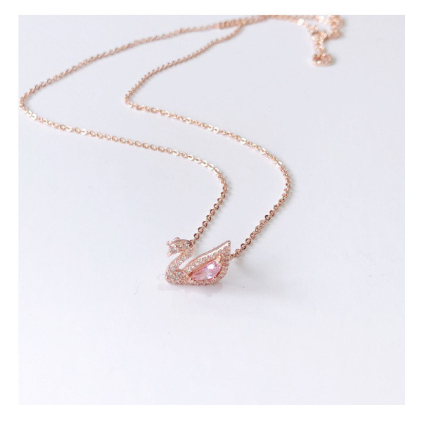 Naiste kaelakee luige ripatsiga