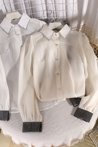 Moderna ženska košulja s klasičnom kragnom, dugim rukavima i kamenčićima