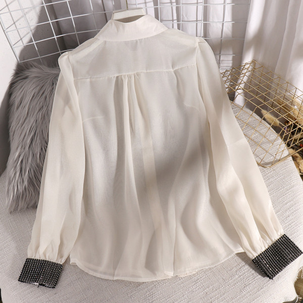 Moderna ženska košulja s klasičnom kragnom, dugim rukavima i kamenčićima