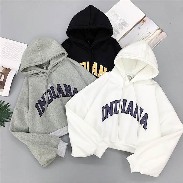 Alkalmi női blúz kapucnival, felirattal