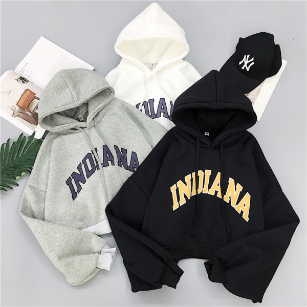 Alkalmi női blúz kapucnival, felirattal