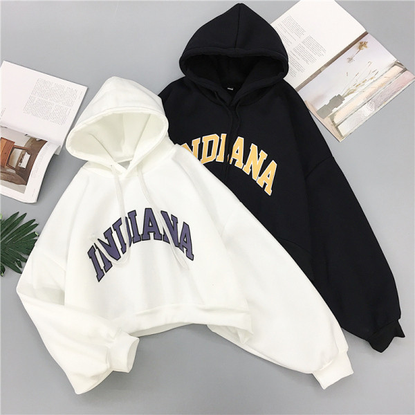 Alkalmi női blúz kapucnival, felirattal