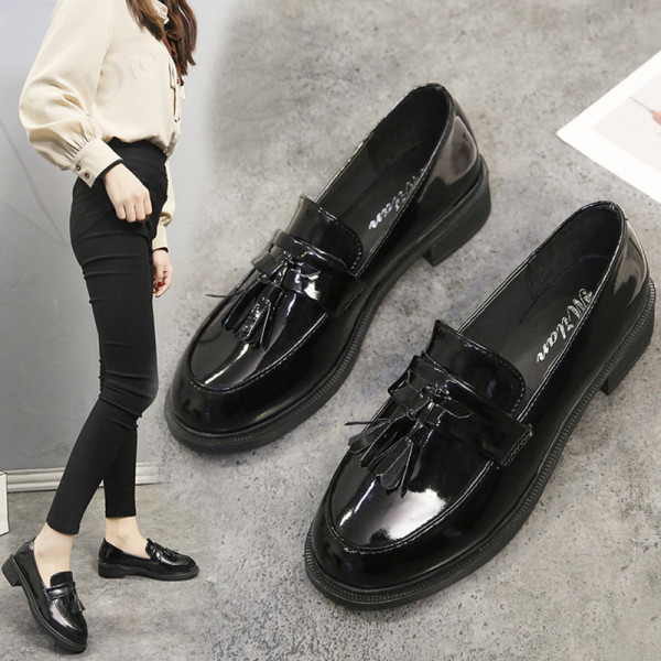 Lapos talpú női lakkcipő fekete színben