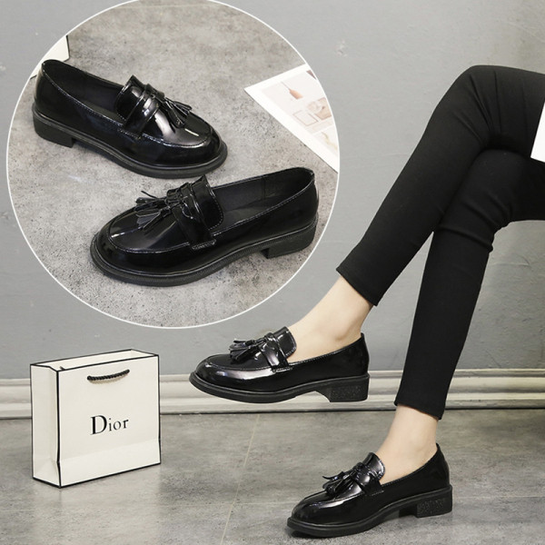 Lapos talpú női lakkcipő fekete színben