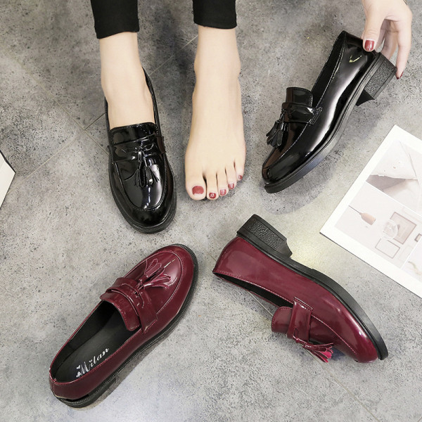 Lapos talpú női lakkcipő fekete színben