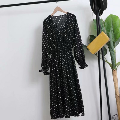 Lezser női pöttyös ruha hosszú ujjal és mély nyakkivágással