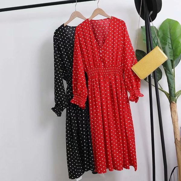 Lezser női pöttyös ruha hosszú ujjal és mély nyakkivágással